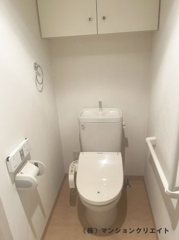 ブランシェ城東のトイレ|吊戸棚・手すり付きです。