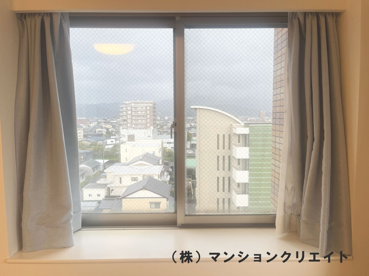 ブランシェ城東の洋室|南側洋室の東面の窓