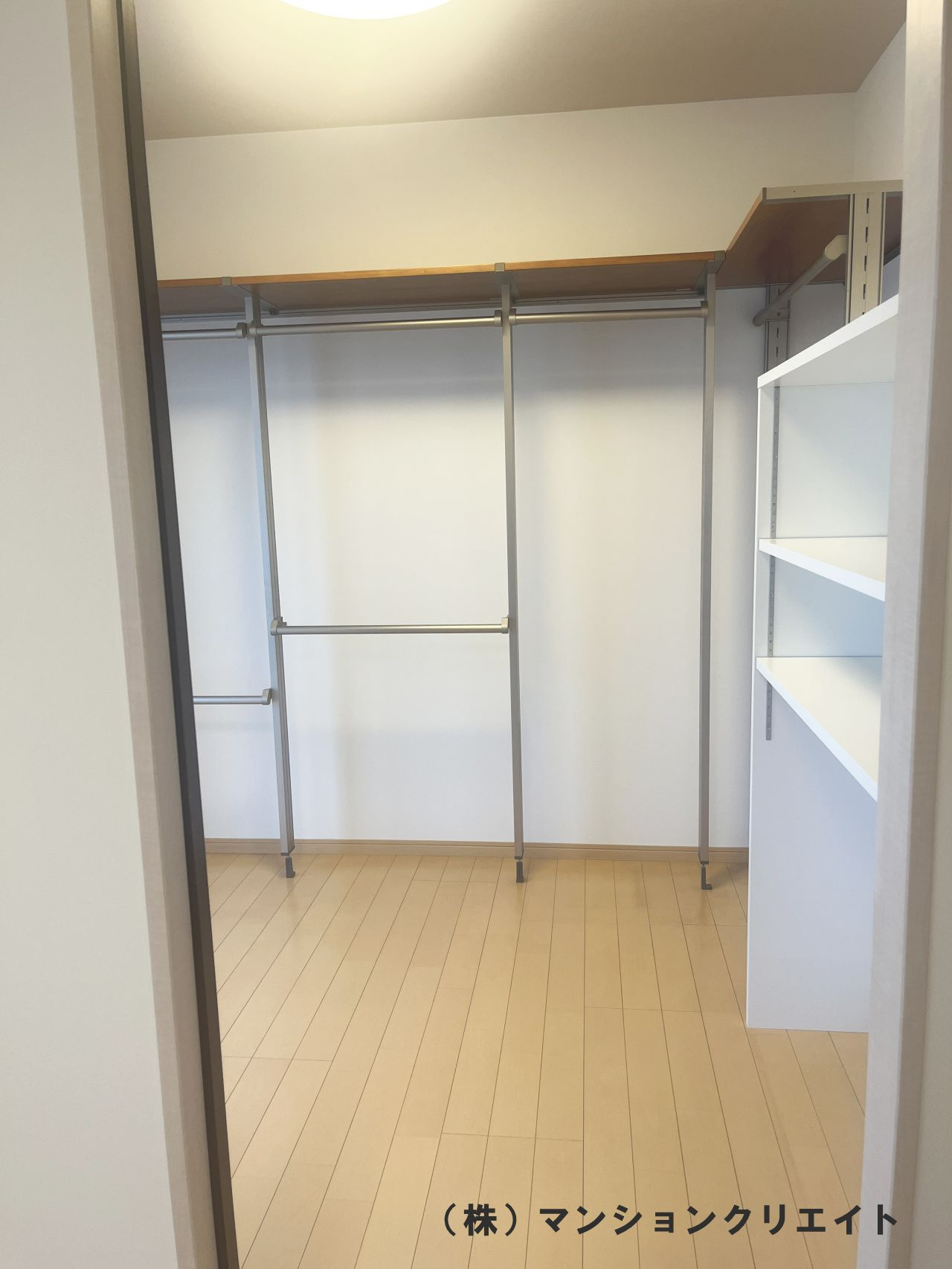 ブランシェ城東の洋室|ウオークインクローゼットとしても使える4.8帖です。