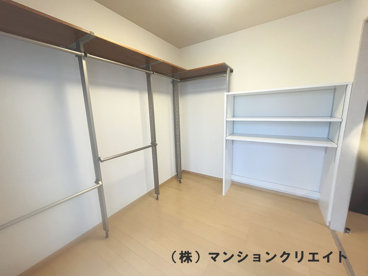 ブランシェ城東の洋室|ウオークインクローゼットとしても使える4.8帖です。