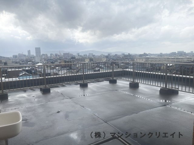 ブランシェ城東の展望|開放的なバルコニーからは夏祭りの花火も見ることができます。