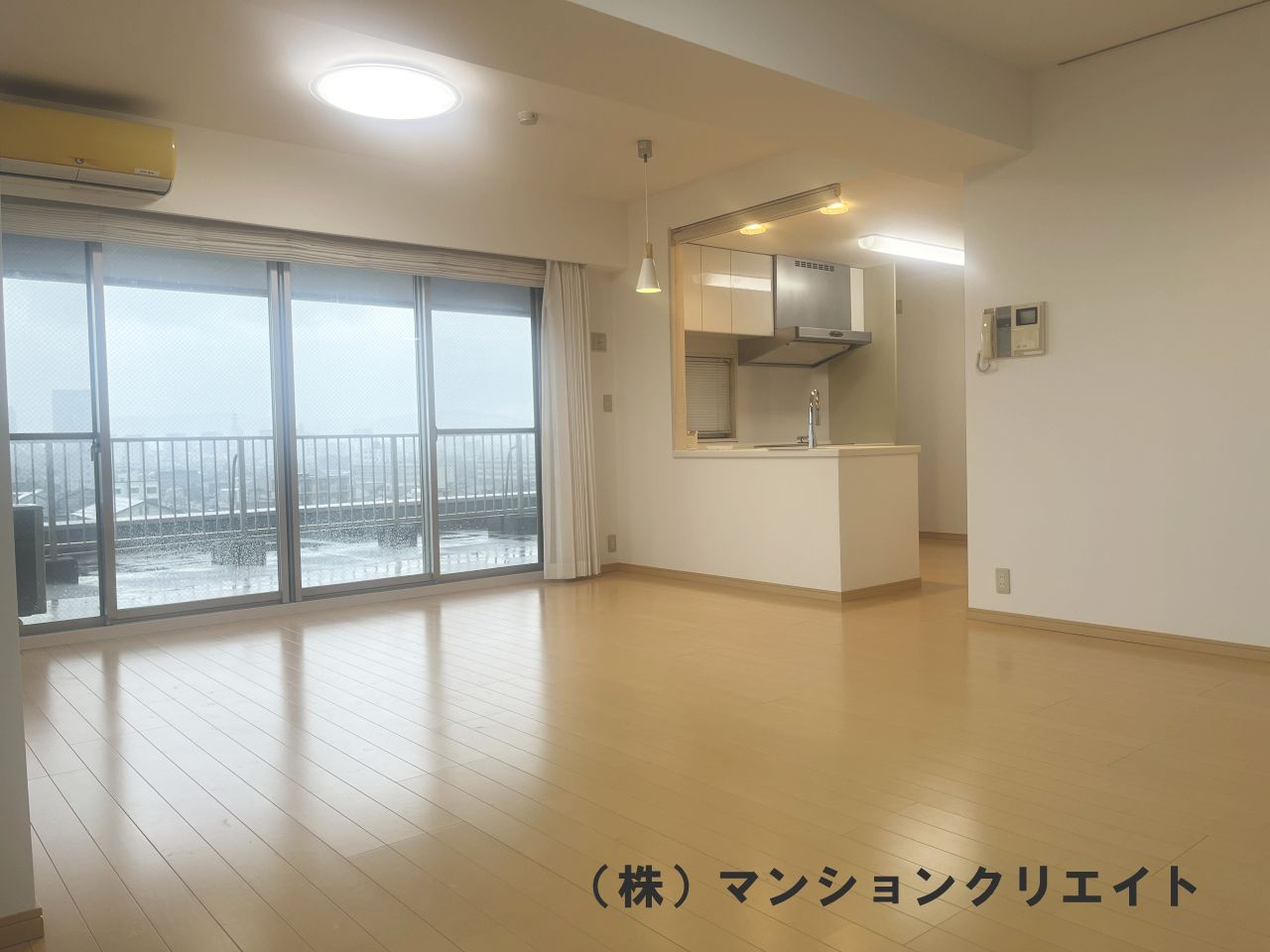 ブランシェ城東の居間・リビング|窓が多く明るいLDKです