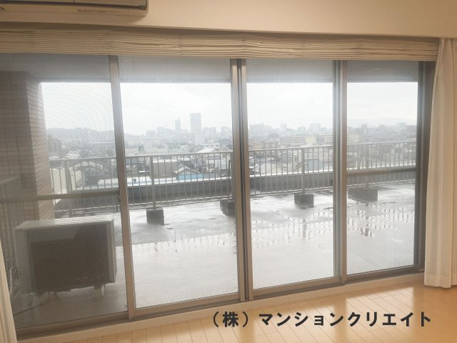 ブランシェ城東の居間・リビング|西側のバルコニー面です