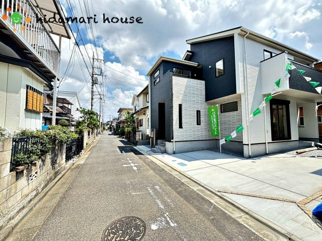 上尾市小泉7丁目　3期　新築戸建　ブルーミングガーデン02の前面道路含む現地写真