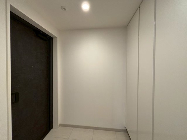 【エントランス】 | 【エントランス】並木や植込の緑が潤い感じさせるエントランスアプローチ。