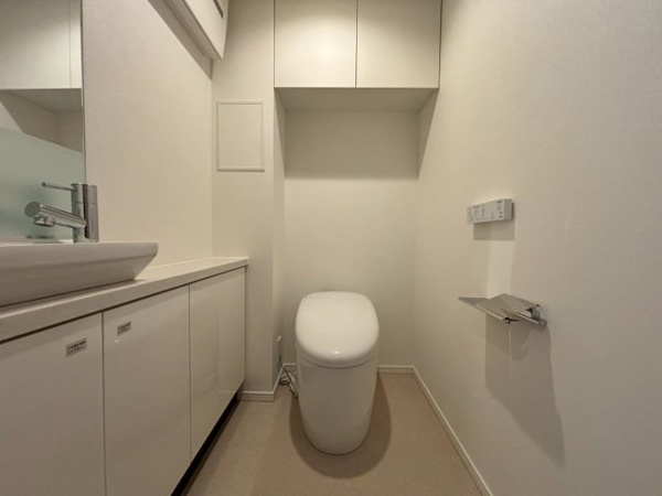 【独立洗面台】 | 【独立洗面台】三面鏡の裏には小物も収納可能なスペースがあり、すっきりとした印象に！