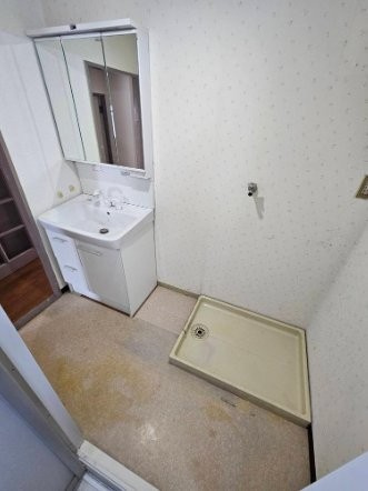 グリーンコーポ門真の脱衣所|シャワー付き洗面化粧台　洗濯機置き場
■物件内覧・資金計画相談・住宅ローン相談、リフォーム相談、お問合せ受付中■
※当日・翌日のご内覧、ご相談はお電話でのお問合せがスムーズです！