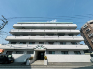 【外観】 | 青空にも夕焼けにも映える、そんなたたずまい。ここで新生活スタートさせてみませんか♪