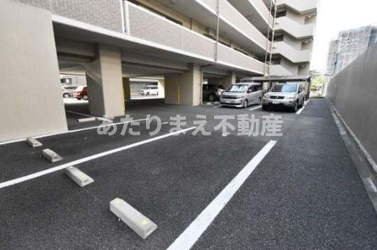 メゾン　クレア愛宕南の駐車場