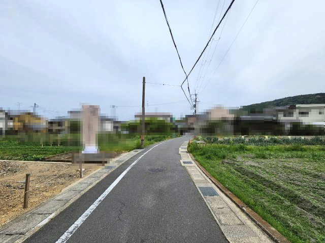 【商談中】長岡京市奥海印寺森ノ下の前面道路含む現地写真|小学校まで徒歩約５分圏内の立地なので、お子様の通学も安心です♪