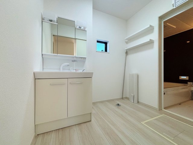 和光市白子3丁目 全2棟 3号棟の独立洗面台|使いやすい三面鏡の洗面台
広々とした洗面室はお子様との入浴にも充分なスペースがございます