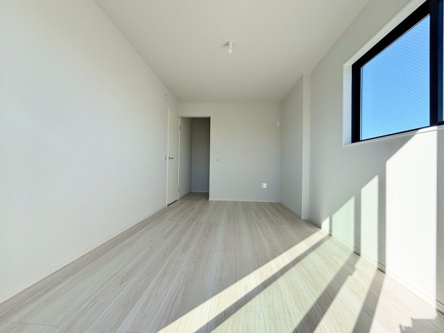和光市白子3丁目 全2棟 3号棟の洋室|2階8.1帖洋室は整形なお部屋なので家具のレイアウトもしやすいです
大きな掃き出し窓からバルコニーに動線がつながります
大きなＷＩＣが魅力的です
