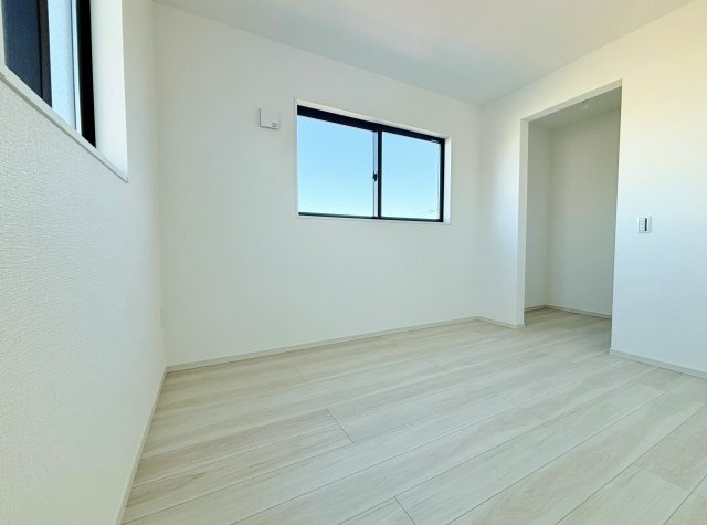 和光市白子3丁目 全2棟 3号棟の洋室|2階6.3帖洋室は整形なお部屋なので家具のレイアウトもしやすいです
2面開口の明るく快適なお部屋
大きなＷＩＣが魅力的です
