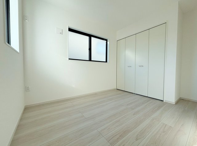 和光市白子3丁目 全2棟 3号棟の収納|2階5.2帖洋室は2面開口の明るく快適な洋室です
壁面のワイドな収納が魅力的です