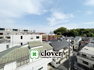 【展望】 | 眼前に広がる空の雄大さと、このお部屋の自慢の一つである「眺望」をご覧ください。毎日、この景色を独り占めできる新生活に夢が広がります。～即日のご見学可能～　お問合せはお気軽にどうぞ。
