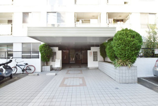 【エントランス】 | お客様を、そして住人を出迎えてくれるマンションのエントランス。ゴミが落ちていないことからも、管理状態の良さや住民の節度の高さが見て取れます。～即日のご見学可能～　お問合せはお気軽にどうぞ。
