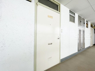 【その他共用部分】 | 皆様をお迎えする、お部屋の玄関ドア。開けやすさや開放角度、ドアノブの操作しやすさや鍵の形状などを、現地で一度ご確認ください。～即日のご見学可能～　お問合せはお気軽にどうぞ。
