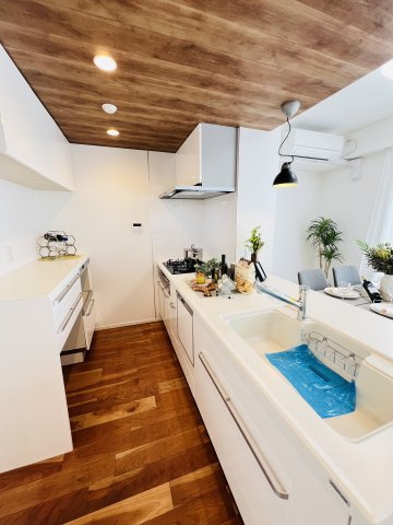 Shonan空色リノベ邸宅 inシーサイドコート湘南海岸公園のキッチン|会話が弾む対面キッチン。天井の木目が空間のアクセントに