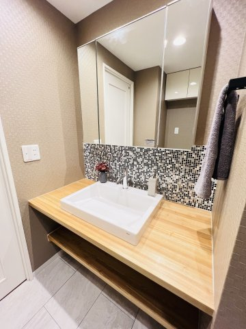 Shonan空色リノベ邸宅 inシーサイドコート湘南海岸公園の独立洗面台|木の温もりとタイルのアクセントが調和するデザイン洗面