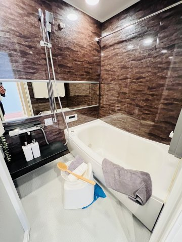 Shonan空色リノベ邸宅 inシーサイドコート湘南海岸公園の浴室|広々浴槽＆オーバーヘッドシャワー付きで家族時間も快適