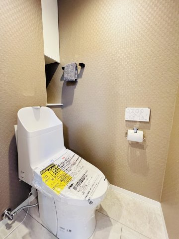 Shonan空色リノベ邸宅 inシーサイドコート湘南海岸公園のトイレ|手洗い付き＆壁付け収納で使い勝手も◎