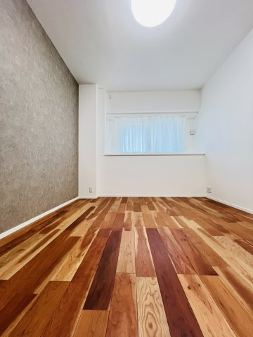 Shonan空色リノベ邸宅 inシーサイドコート湘南海岸公園の洋室|ナチュラルな床材が心地いい、ぬくもりのある洋室