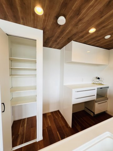 Shonan空色リノベ邸宅 inシーサイドコート湘南海岸公園のキッチン|食品や日用品のストックに便利なパントリースペース