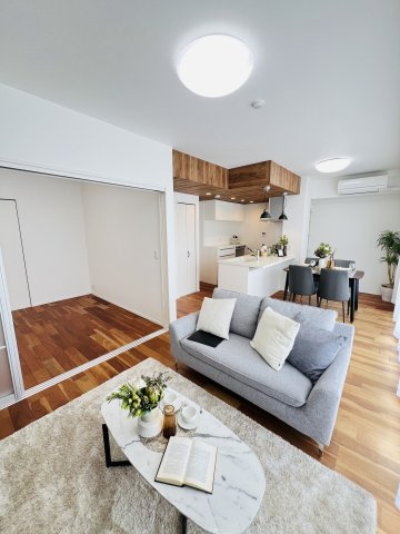 Shonan空色リノベ邸宅 inシーサイドコート湘南海岸公園の居間・リビング|隣の洋室とつなげて広々使えるフレキシブル空間