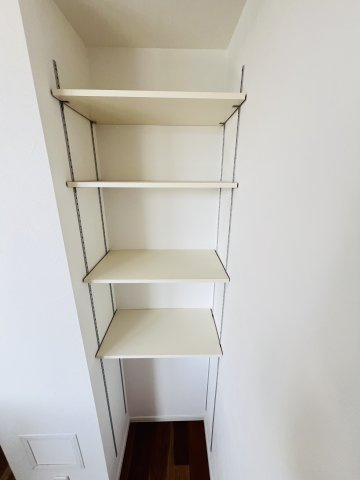 Shonan空色リノベ邸宅 inシーサイドコート湘南海岸公園の収納|可動棚付きで、家族の暮らしに合わせて使える収納