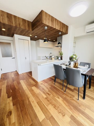 Shonan空色リノベ邸宅 inシーサイドコート湘南海岸公園のキッチン|家族の気配を感じながら過ごせる、開放感あふれるLDK