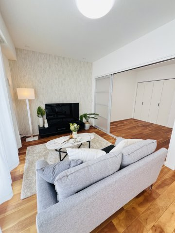 Shonan空色リノベ邸宅 inシーサイドコート湘南海岸公園の居間・リビング|木の温もりとグレーのインテリアが心地いい空間