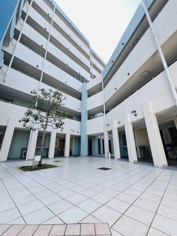 Shonan空色リノベ邸宅 inシーサイドコート湘南海岸公園のその他共用部分|青と白が映える、清潔感のある中庭スペース