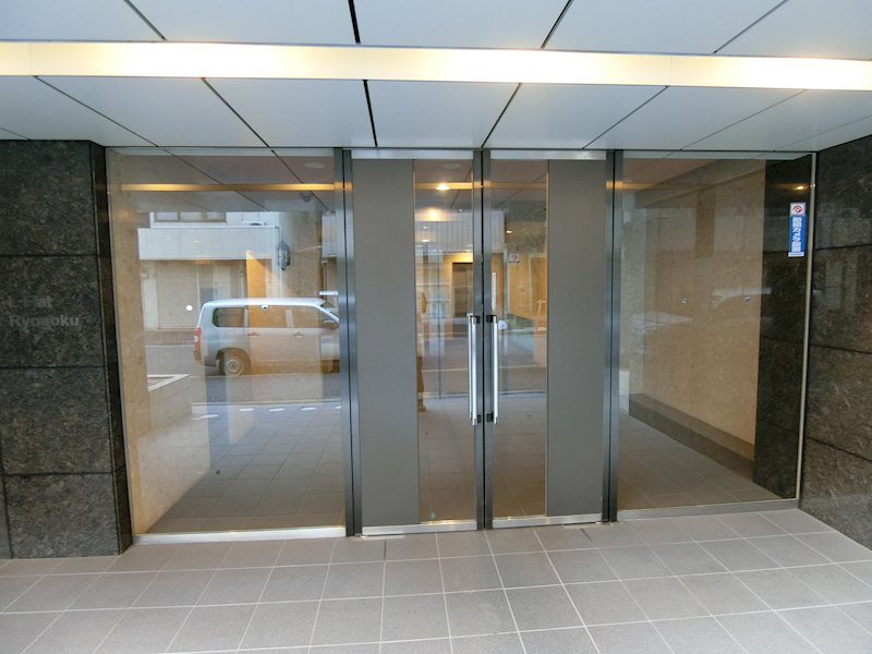 エルフラット両国のエントランス