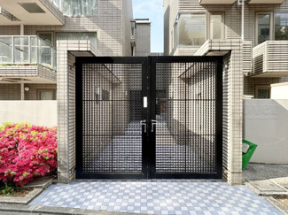 【エントランス】 | お客様を、そして住人を出迎えてくれるマンションのエントランス。ゴミが落ちていないことからも、管理状態の良さや住民の節度の高さが見て取れます。～即日のご見学可能～　お問合せはお気軽にどうぞ。
