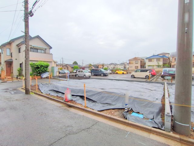 入間郡三芳町大字藤久保の売地の外観|2025年5月撮影　
30坪のゆとりの土地、間口が広く日当たりの良い立地です。
建築条件はありませんので、お好きなハウスメーカーで建築できます。

資料請求や現地案内など、お気軽にお問い合わせください