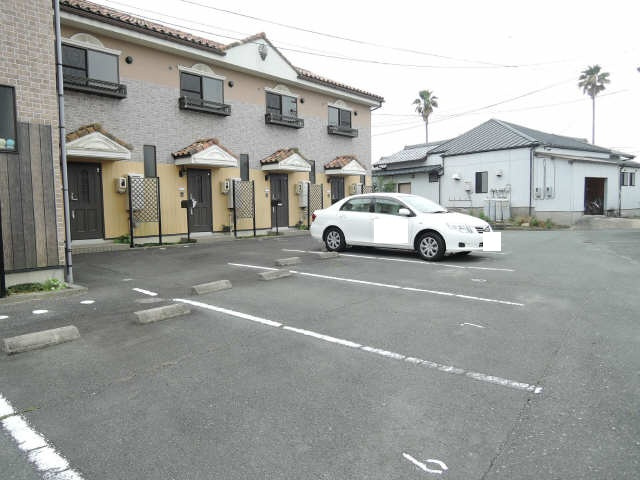 リトルエデン Bの駐車場