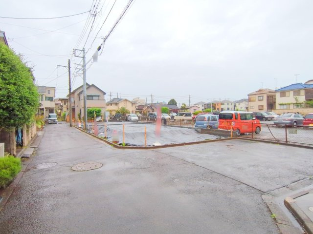 入間郡三芳町大字藤久保の売地の前面道路含む現地写真|鶴瀬駅徒歩15分、商業施設が充実した暮らしやすい立地です。
