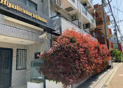 【庭】 | クリオ東林間壱番館 | 物件によっては、入居者が個人的に使用できる専用庭がついているものもあります。また、住宅の中にある土間の部分を庭と呼ぶこともあります。庭の用途は住む人によって変わり、それによってデザインもさまざまです。