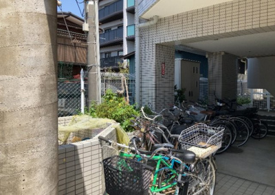 【中庭】 | クリオ東林間壱番館 | 中庭（パティオ）とは、一つの建築物の内部に設けられた、壁などで囲われている庭のことを指します。コの字型、ロの字型が主流ですが、L字型の中庭もあります。最近では、インテリア性の高さからも人気があります。