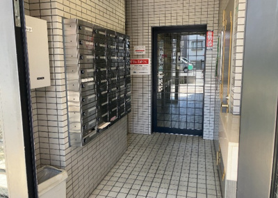 【エントランス】 | クリオ東林間壱番館 | マンションのエントランスには、もともと風よけや防犯の役割がありますが、マンションによって宅配ボックスなどの設備が備わっている所もあります。日々の生活をイメージしながら生活しやすさをチェックしましょう。