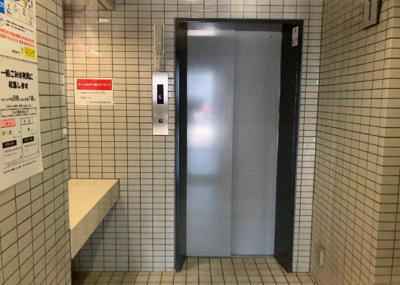 【ロビー】 | クリオ東林間壱番館 | ラウンジは、マンションの共用スペースに椅子やテーブルなどを配置した利用者が寛げる空間です。屋内型ラウンジと屋外型ラウンジがあります。共用部分の管理状況と合わせて、詳細については現地でご確認ください。
