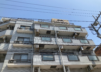 【現況写真】 | クリオ東林間壱番館 | 道幅が広い場所は日当たりや風通が良好です。幅が広いのですれ違いも可能ですし大きな車でも駐車可能！一方で、大型車が通ることも多くなるため交通量の増加により騒音に繋がります。また土地の値段が高くなります。