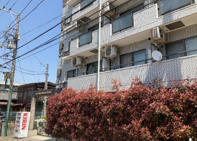 【構造・工法・仕様】 | クリオ東林間壱番館 | ＲＣ造、Reinforced Concreteは直訳すると補強されたコンクリートです。主に柱や梁・床・壁が鉄筋とコンクリートで構成おり、鉄筋を組んだ型枠にコンクリートを流し込んで固めたものを指します。