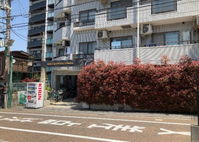 【外観】 | クリオ東林間壱番館 | 外観はマンション管理がされているかの目安になります。築年数が古いと、壁面は劣化してひび割れが生じることも！建物が古びていても細かいところが修繕されていると、きちんと管理されているなぁと感じるでしょう。