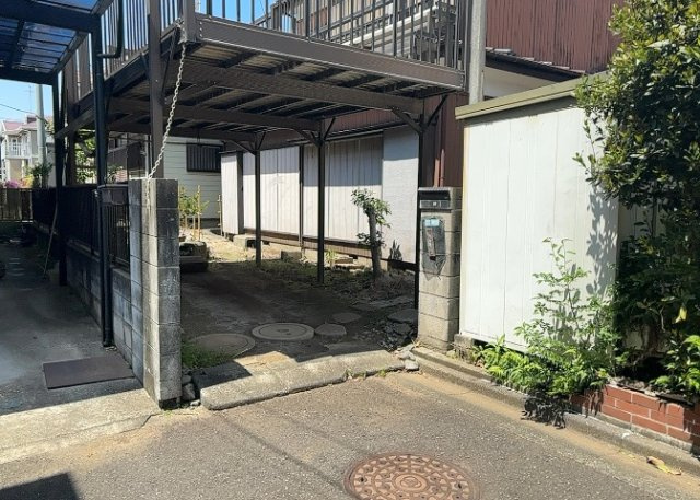 【外観】 | 土地の形が極端に長細かったり、狭小地、あるいは道路との高低差がある傾斜地だった場合、後々売ろうとしても買い手がつかない場合もあります。後々、売却することになった時に価値の下がらない土地を選びましょう。