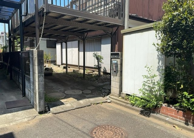 【外観】 | 家を建てる場合、方位は要チェックです。現実的に日当たりのよい家ならばリビングは南側、建築基準法でも北側に当たる家への配慮は求められています。土地を見学に行く際は、方位磁針を持って行くようにしましょう。