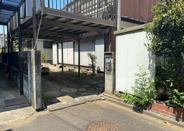 【外観】 | 土地を買う際、住む地域の自治体や福祉の補助制度にも注目してみましょう。子供や老人の医療補助やゴミ出しのルールなど、自治体によってルールに大きな違いがあるため、暮らしやすい土地で判断するとよいでしょう。