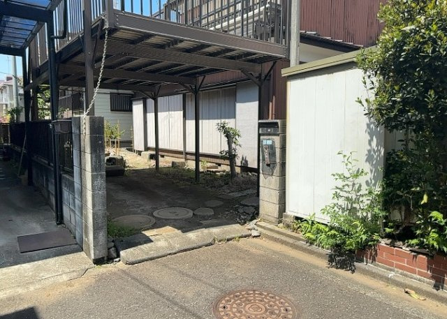 【外観】 | 土地の前の道路に消火栓が設置されていることがあります。この場合、道路交通法第45条第1項により、駐車禁止の場所が指定されています。そのため、車庫などの駐車スペースをつくることができない場合があります。