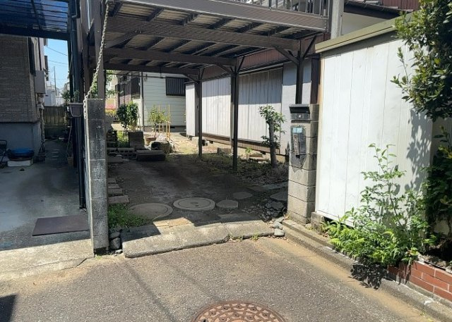 【外観】 | 現地に行くなら、物件の周囲の地形がどうなっているかを見ることも大切です。周辺より低くなっている土地では、大雨などで水が集まりやすいため、地盤が弱くなっているということも考えられるため、注意が必要です。