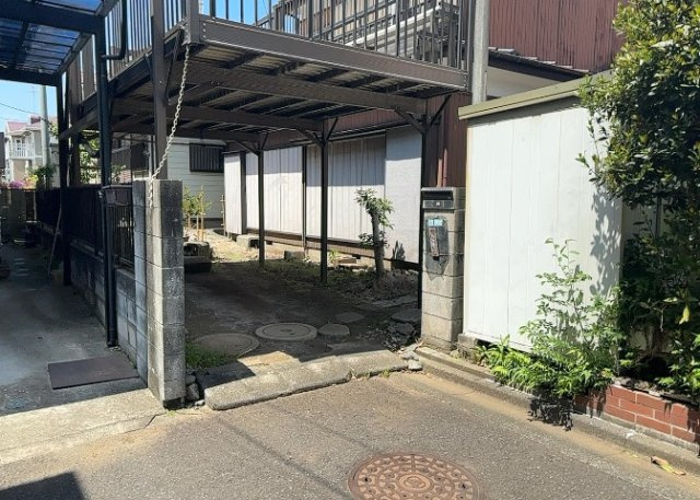 【外観】 | 隣家の土地はどうなっているのか、生活利便施設が近くにあるのか、学校まで近いかなど、お客様のライフスタイルにあわせたイメージが重要です。また、近くにあると困る施設が近くにないかも確認するといいでしょう。